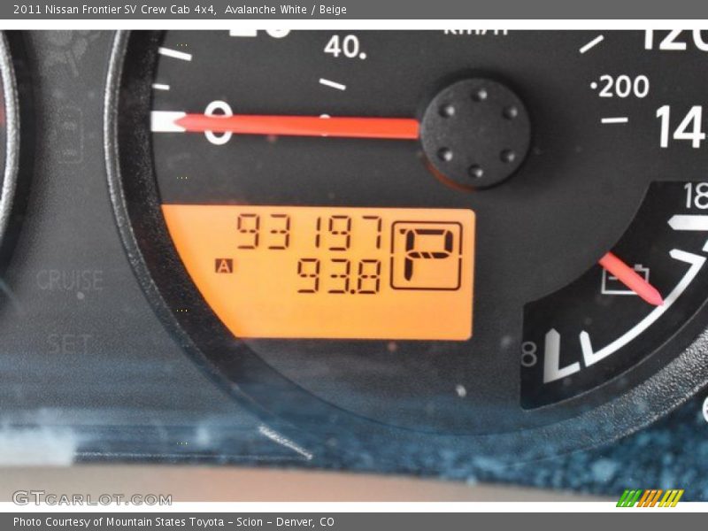 Avalanche White / Beige 2011 Nissan Frontier SV Crew Cab 4x4