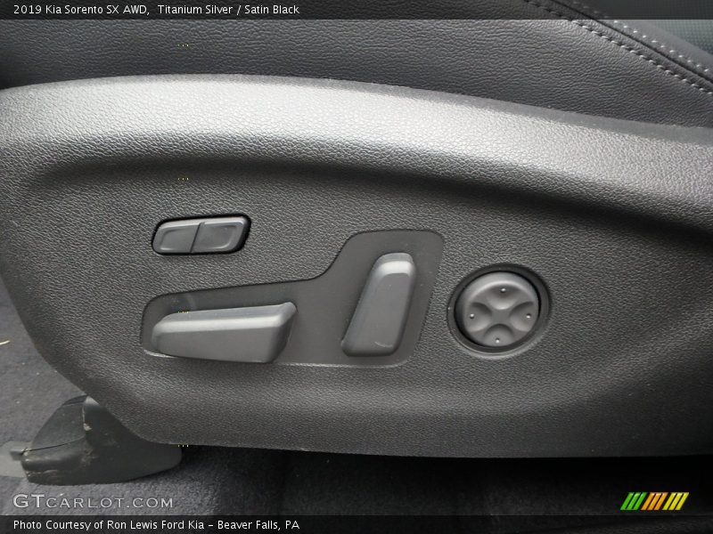 Titanium Silver / Satin Black 2019 Kia Sorento SX AWD