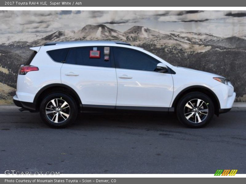Super White / Ash 2017 Toyota RAV4 XLE
