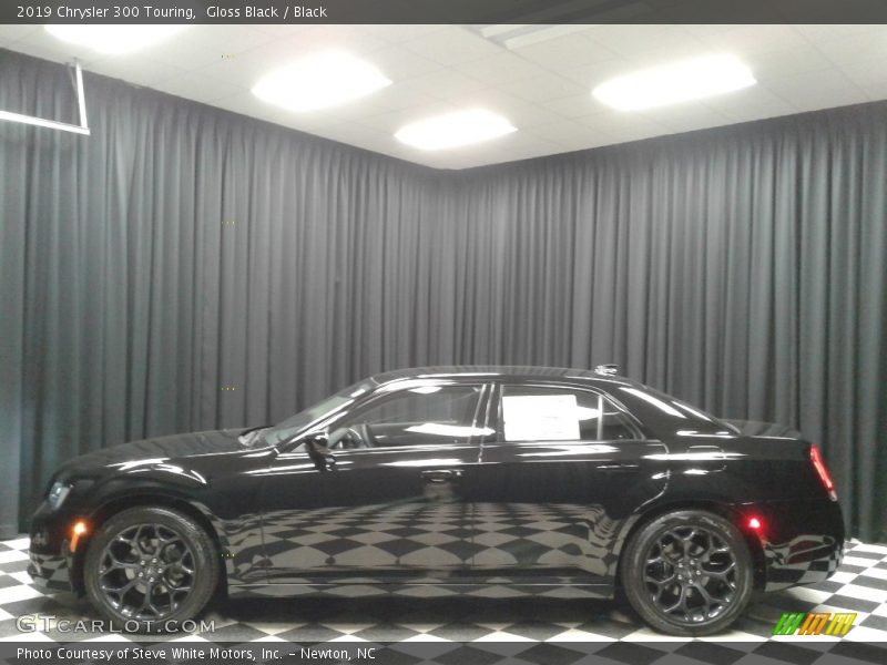 Gloss Black / Black 2019 Chrysler 300 Touring