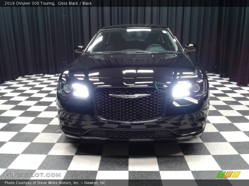 Gloss Black / Black 2019 Chrysler 300 Touring