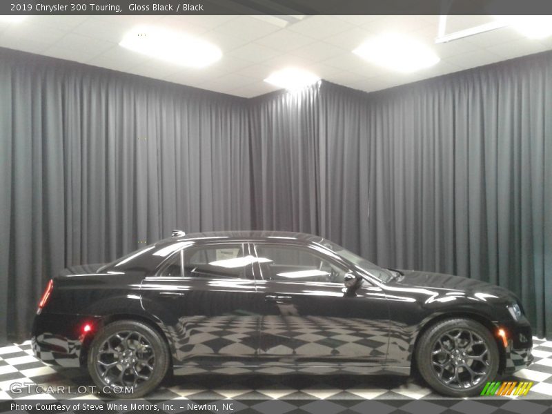 Gloss Black / Black 2019 Chrysler 300 Touring
