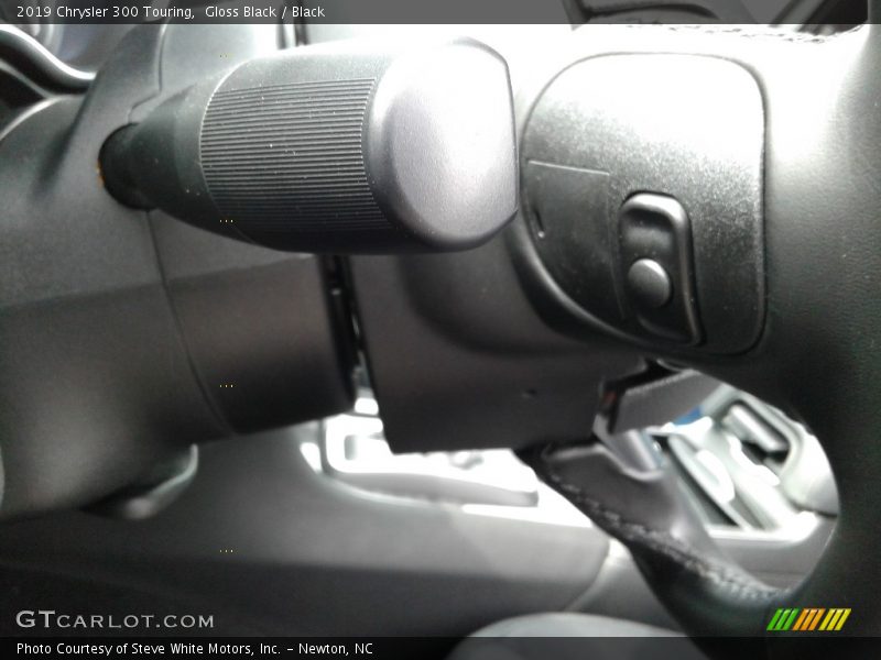 Gloss Black / Black 2019 Chrysler 300 Touring