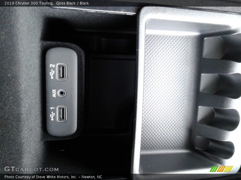 Gloss Black / Black 2019 Chrysler 300 Touring