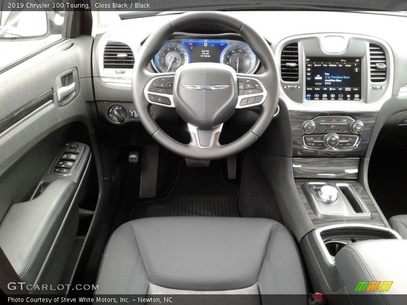 Gloss Black / Black 2019 Chrysler 300 Touring