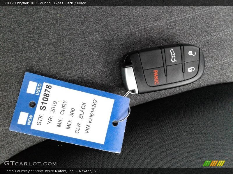 Gloss Black / Black 2019 Chrysler 300 Touring