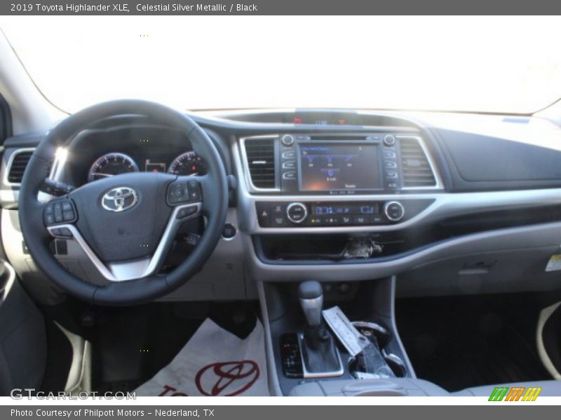 Celestial Silver Metallic / Black 2019 Toyota Highlander XLE