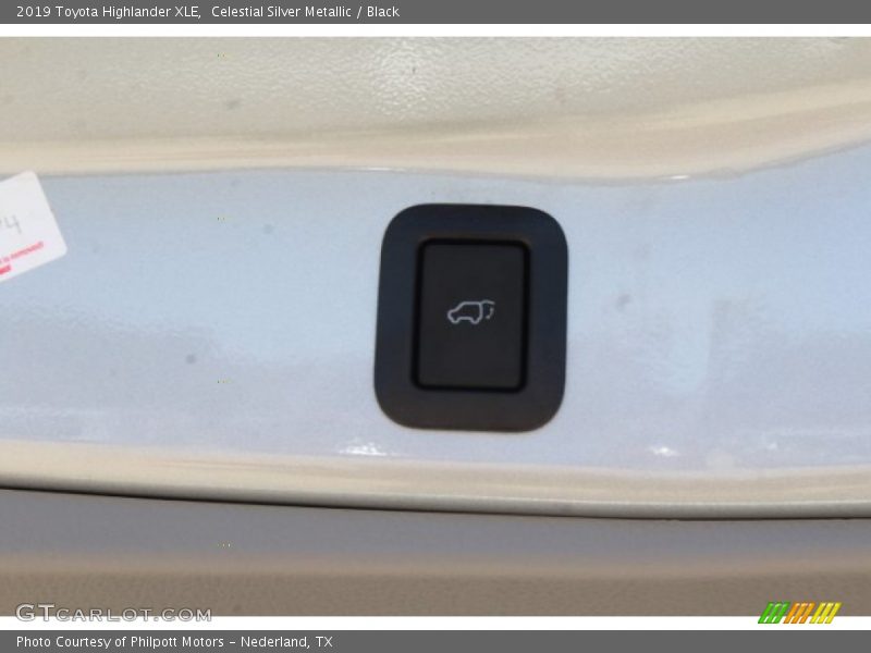 Celestial Silver Metallic / Black 2019 Toyota Highlander XLE