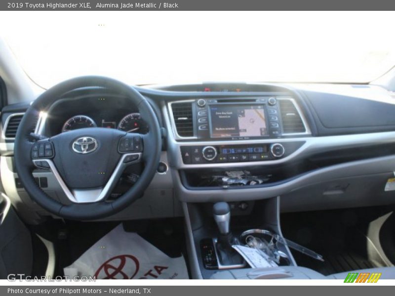 Alumina Jade Metallic / Black 2019 Toyota Highlander XLE