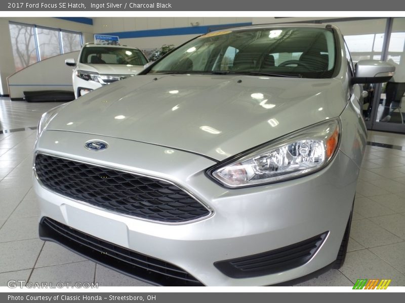 Ingot Silver / Charcoal Black 2017 Ford Focus SE Hatch