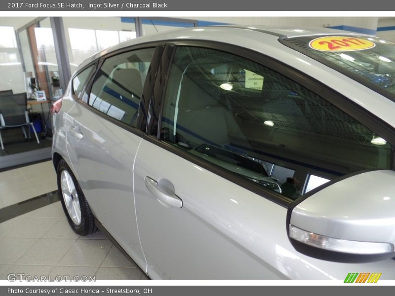 Ingot Silver / Charcoal Black 2017 Ford Focus SE Hatch