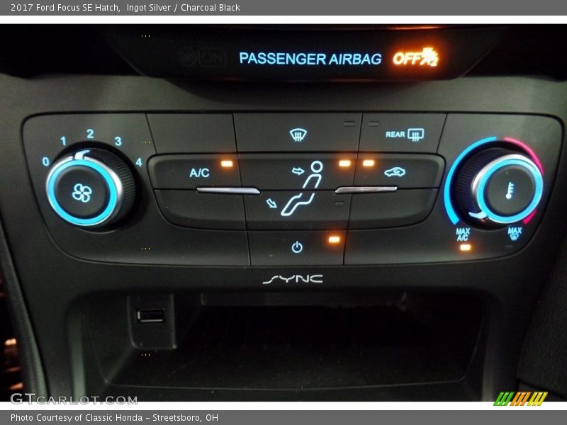 Ingot Silver / Charcoal Black 2017 Ford Focus SE Hatch