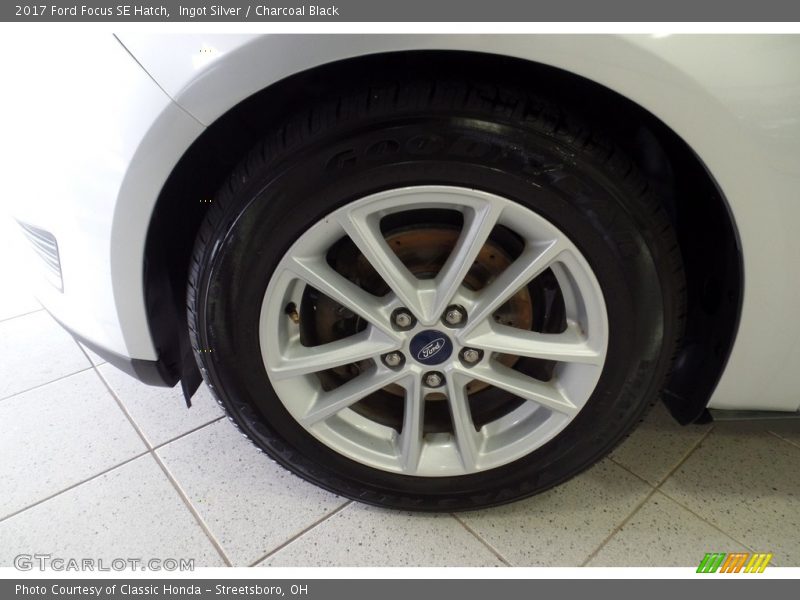 Ingot Silver / Charcoal Black 2017 Ford Focus SE Hatch