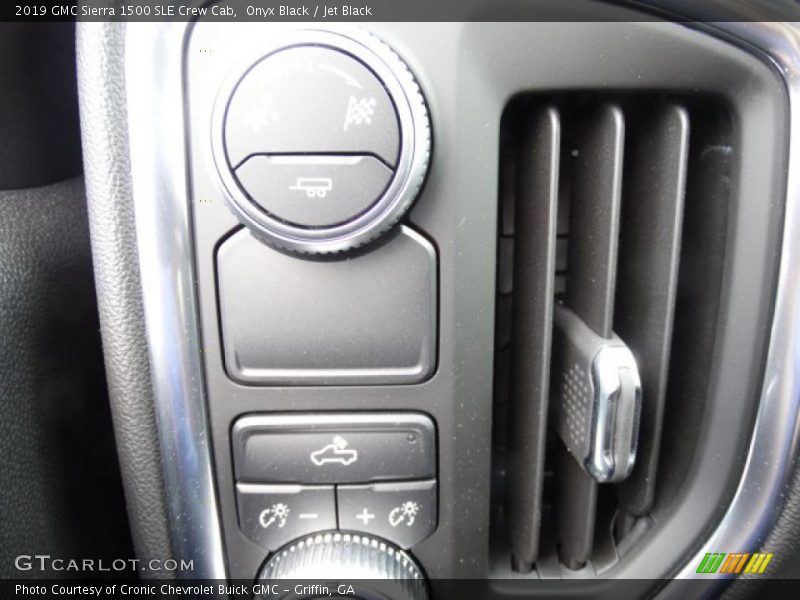 Controls of 2019 Sierra 1500 SLE Crew Cab