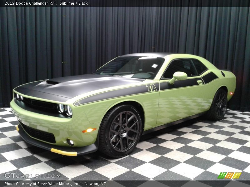 Front 3/4 View of 2019 Challenger R/T