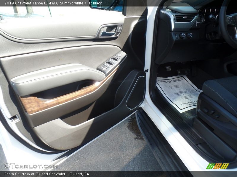 Summit White / Jet Black 2019 Chevrolet Tahoe LS 4WD