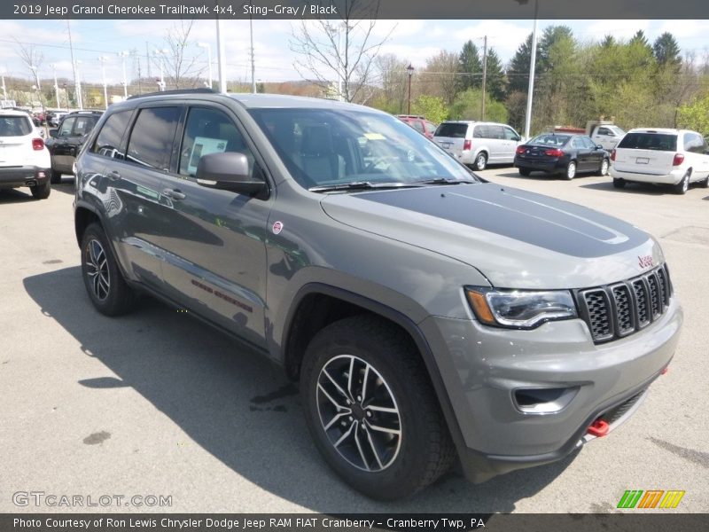 Front 3/4 View of 2019 Grand Cherokee Trailhawk 4x4