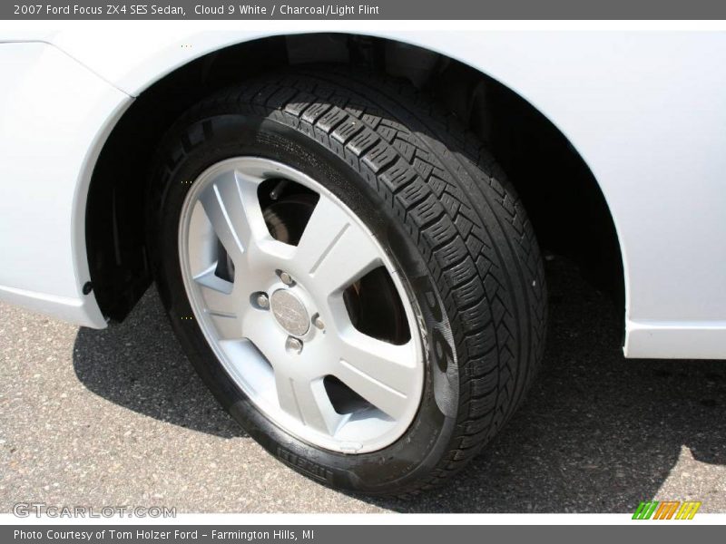 Cloud 9 White / Charcoal/Light Flint 2007 Ford Focus ZX4 SES Sedan