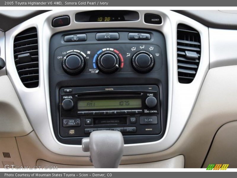 Sonora Gold Pearl / Ivory 2005 Toyota Highlander V6 4WD