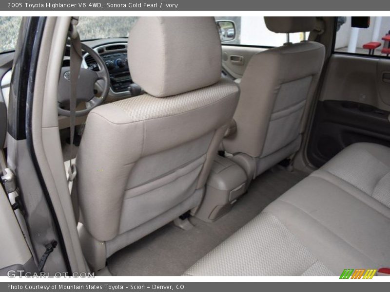 Sonora Gold Pearl / Ivory 2005 Toyota Highlander V6 4WD