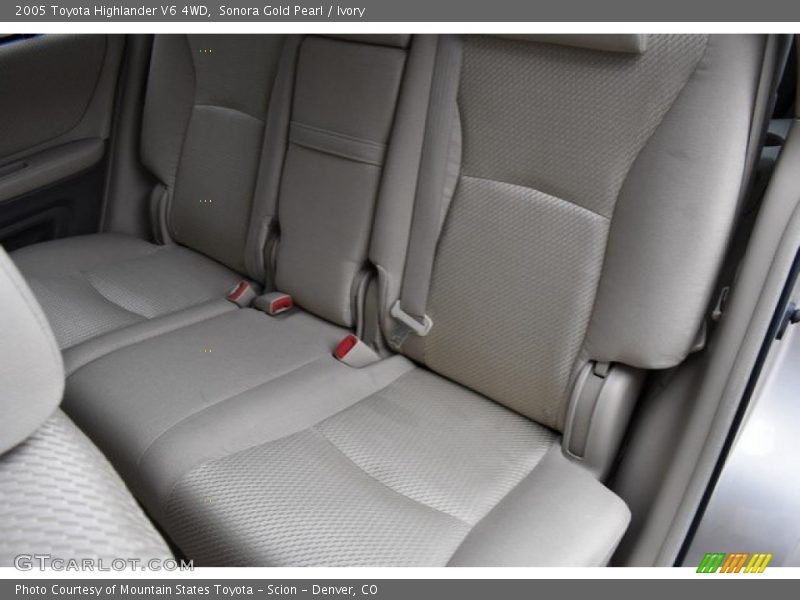 Sonora Gold Pearl / Ivory 2005 Toyota Highlander V6 4WD