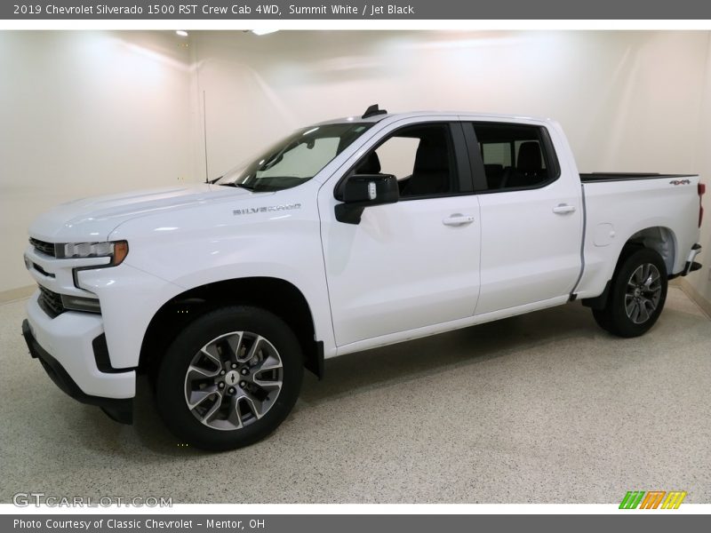 Front 3/4 View of 2019 Silverado 1500 RST Crew Cab 4WD