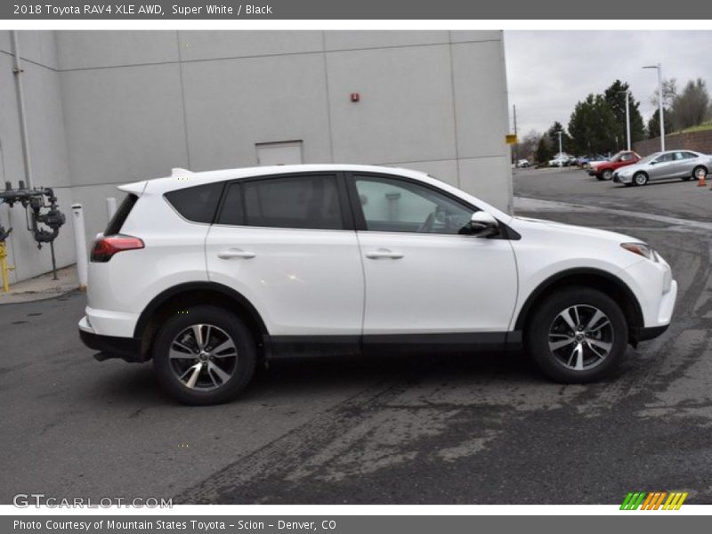 Super White / Black 2018 Toyota RAV4 XLE AWD