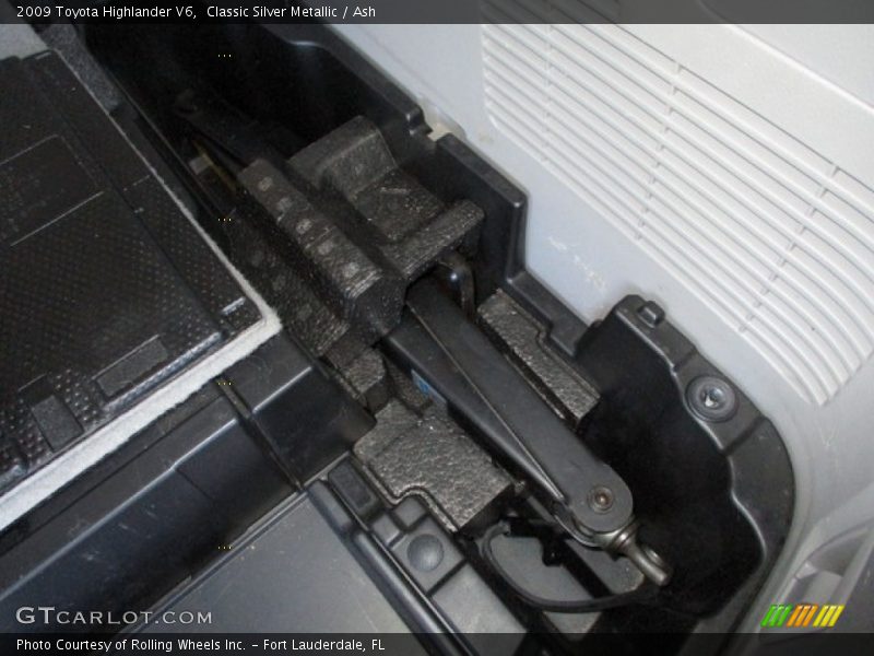 Classic Silver Metallic / Ash 2009 Toyota Highlander V6