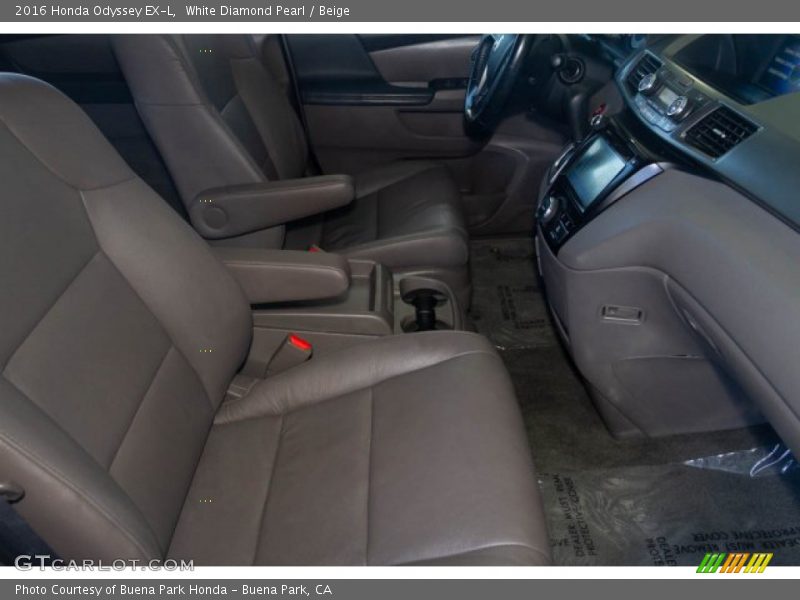 White Diamond Pearl / Beige 2016 Honda Odyssey EX-L