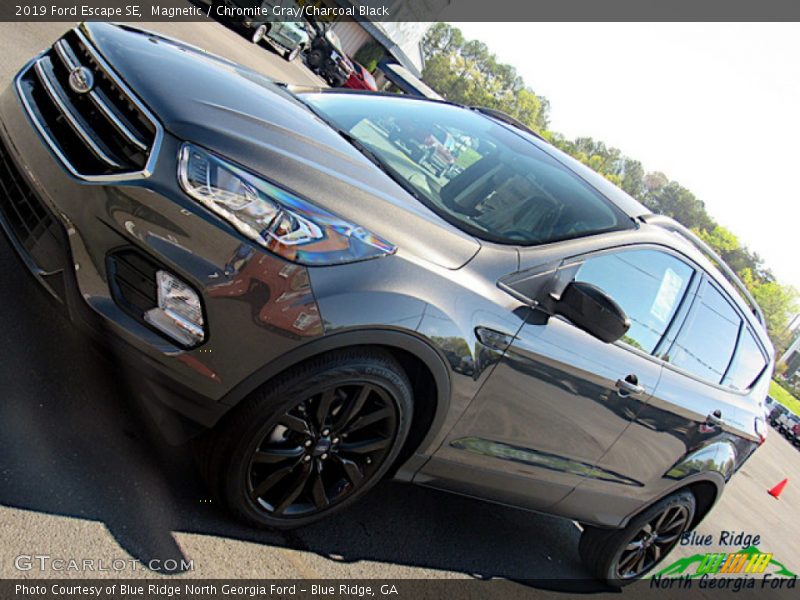 Magnetic / Chromite Gray/Charcoal Black 2019 Ford Escape SE