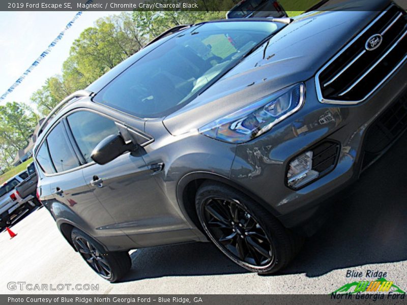 Magnetic / Chromite Gray/Charcoal Black 2019 Ford Escape SE