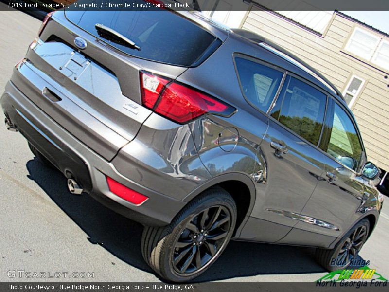 Magnetic / Chromite Gray/Charcoal Black 2019 Ford Escape SE