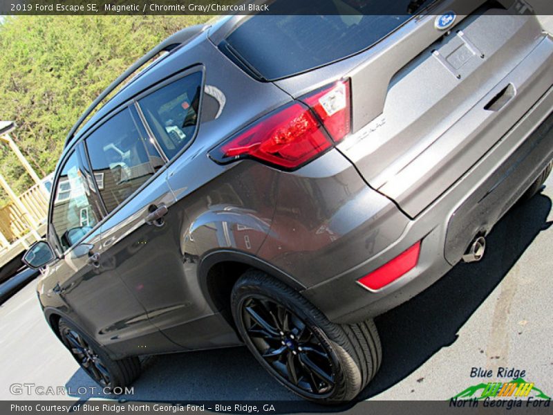 Magnetic / Chromite Gray/Charcoal Black 2019 Ford Escape SE