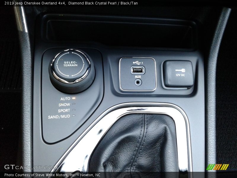 Diamond Black Crystal Pearl / Black/Tan 2019 Jeep Cherokee Overland 4x4