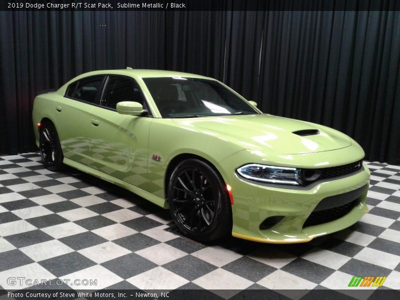 Front 3/4 View of 2019 Charger R/T Scat Pack