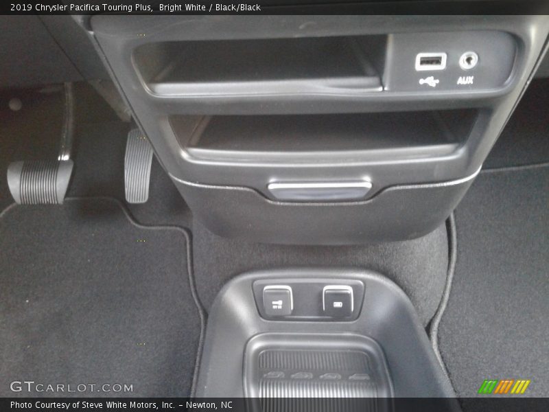 Bright White / Black/Black 2019 Chrysler Pacifica Touring Plus