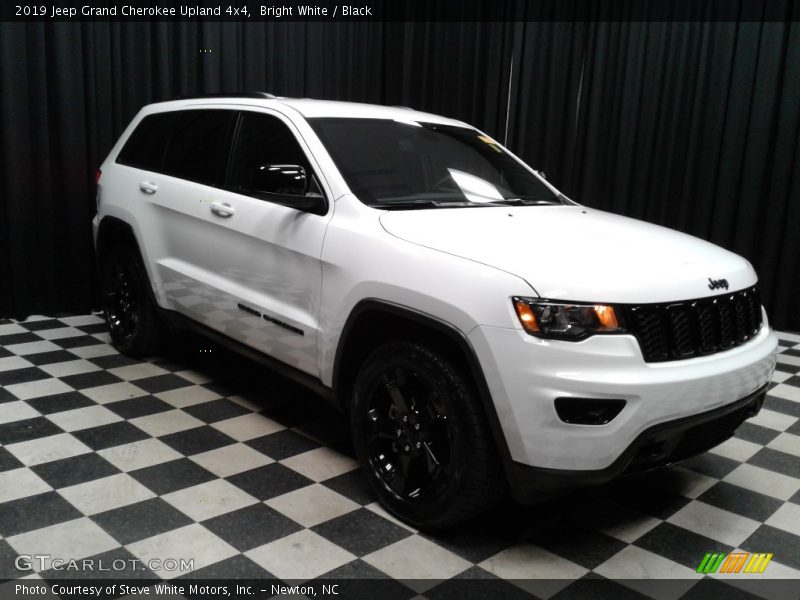 Bright White / Black 2019 Jeep Grand Cherokee Upland 4x4
