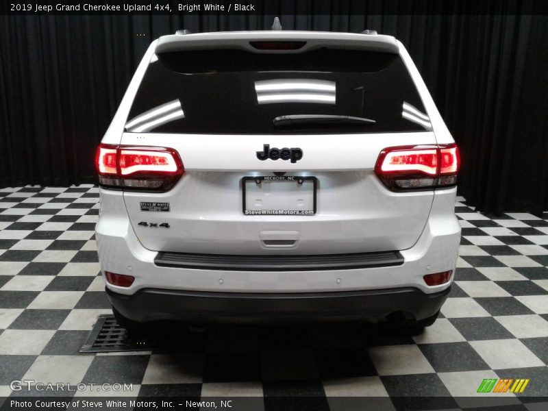Bright White / Black 2019 Jeep Grand Cherokee Upland 4x4