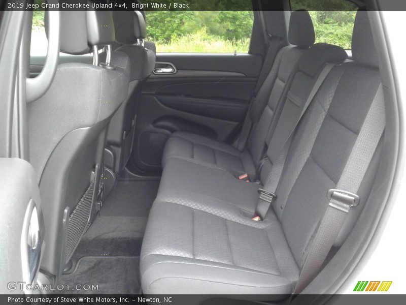 Bright White / Black 2019 Jeep Grand Cherokee Upland 4x4