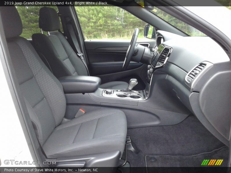 Bright White / Black 2019 Jeep Grand Cherokee Upland 4x4