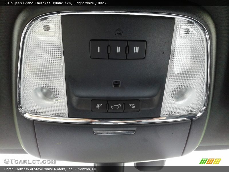 Bright White / Black 2019 Jeep Grand Cherokee Upland 4x4
