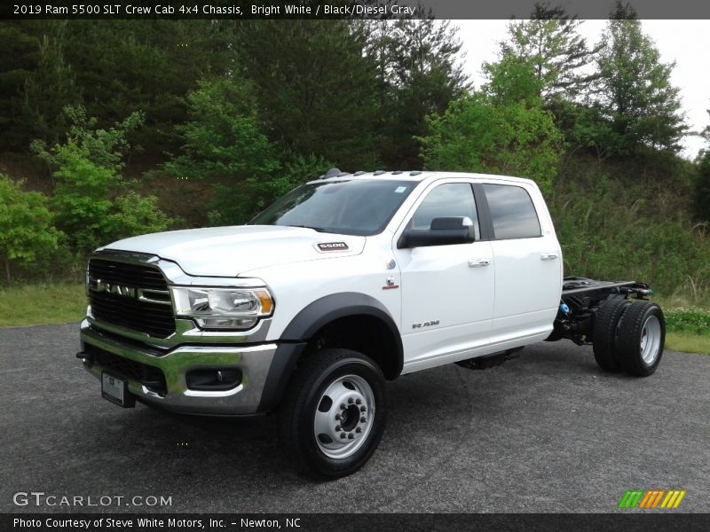 Front 3/4 View of 2019 5500 SLT Crew Cab 4x4 Chassis