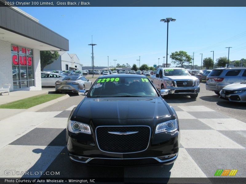 Gloss Black / Black 2019 Chrysler 300 Limited