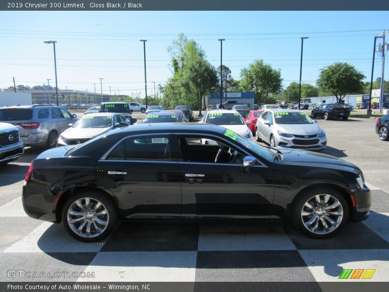 Gloss Black / Black 2019 Chrysler 300 Limited