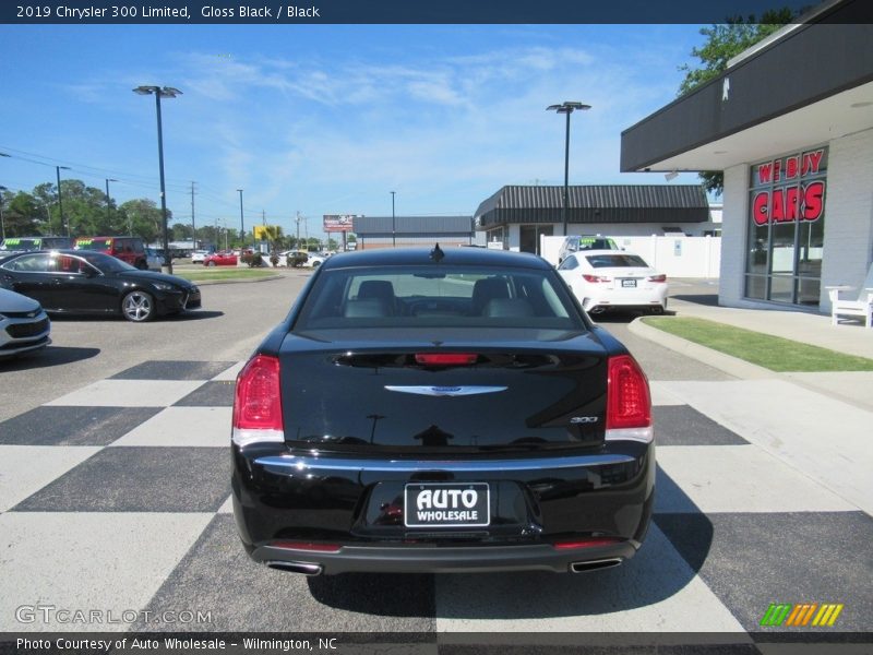 Gloss Black / Black 2019 Chrysler 300 Limited
