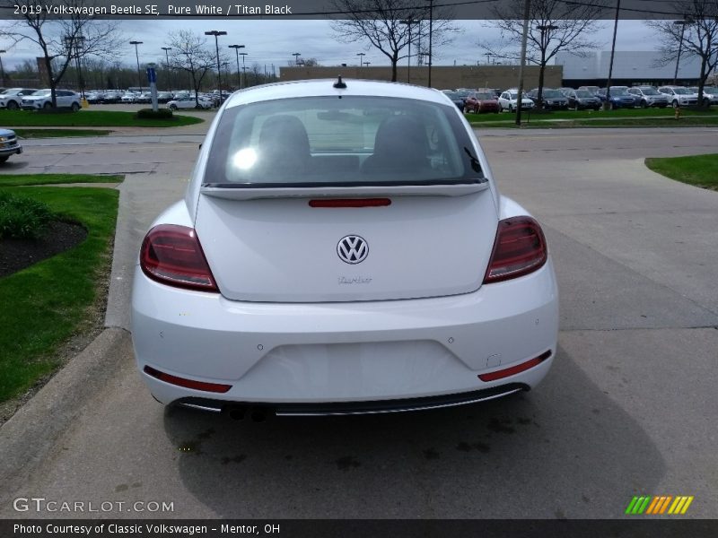 Pure White / Titan Black 2019 Volkswagen Beetle SE