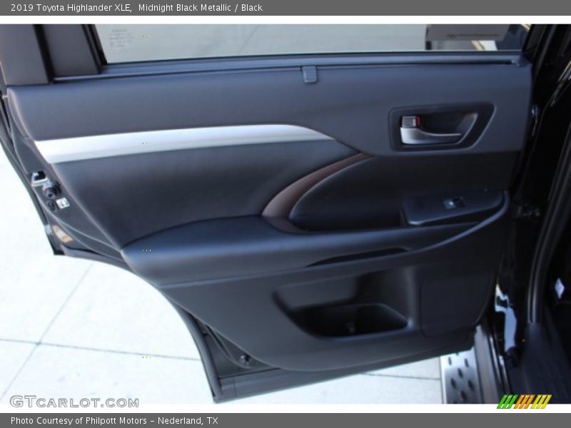 Midnight Black Metallic / Black 2019 Toyota Highlander XLE