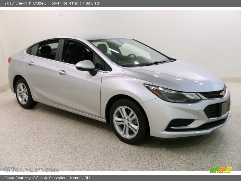 Silver Ice Metallic / Jet Black 2017 Chevrolet Cruze LT
