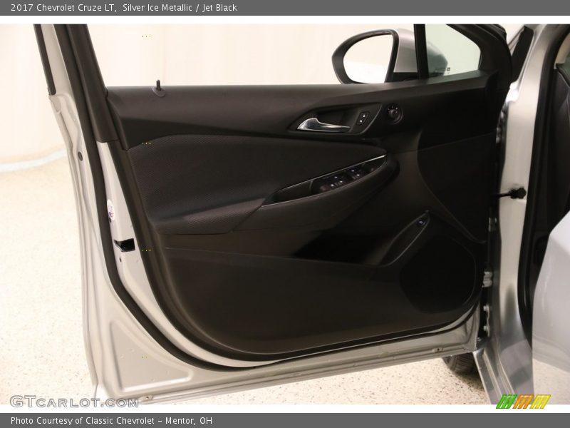 Silver Ice Metallic / Jet Black 2017 Chevrolet Cruze LT