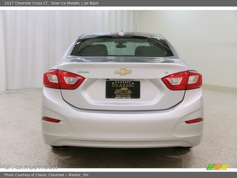 Silver Ice Metallic / Jet Black 2017 Chevrolet Cruze LT
